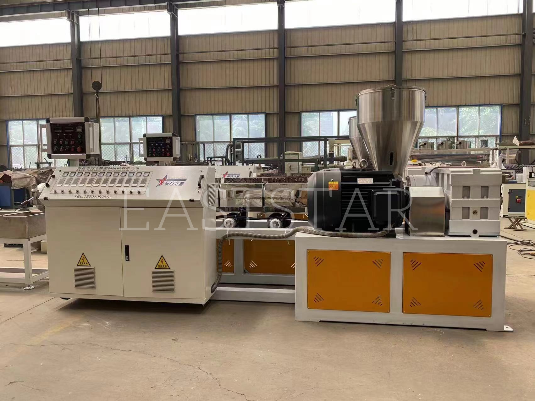 ທີມງານເຕັກນິກຂອງພວກເຮົາກໍາລັງດໍາເນີນການສະແດງຄວາມຊັດເຈນຂອງ TSSK65 ຂະຫນານ tsals-screw granulator ສໍາລັບລູກຄ້າແຂກອາຣັບຂອງພວກເຮົາ