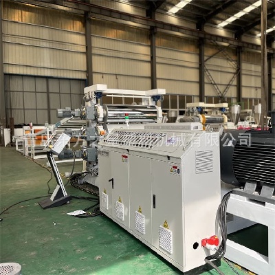 ການຜະລິດແຜ່ນທີ່ມີຄວາມຍືດຫຍຸ່ນ: ສາຍການຜະລິດແຜ່ນທີ່ມີຄວາມຍືດຫຍຸ່ນ SPVC ແບບມືອາຊີບສ້າງຄວາມເຂັ້ມແຂງການລ້ຽງສັດທີ່ທັນສະໄຫມແລະການພັດທະນາວັດສະດຸກໍ່ສ້າງ.