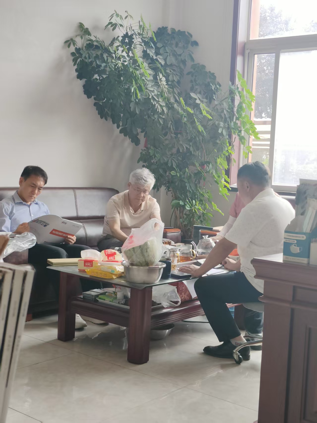 ການລົງເລິກການປະກົດຕົວຂອງຕົນໃນຕະຫຼາດຕ່າງປະເທດ, ລູກຄ້າໃນໄລຍະຍາວຂອງເກົາຫຼີໃຕ້ອີກເທື່ອຫນຶ່ງໄດ້ໄປຢ້ຽມຢາມບໍລິສັດຂອງພວກເຮົາເພື່ອກວດກາອຸປະກອນຊັ້ນ PVC ຂອງພວກເຮົາ.